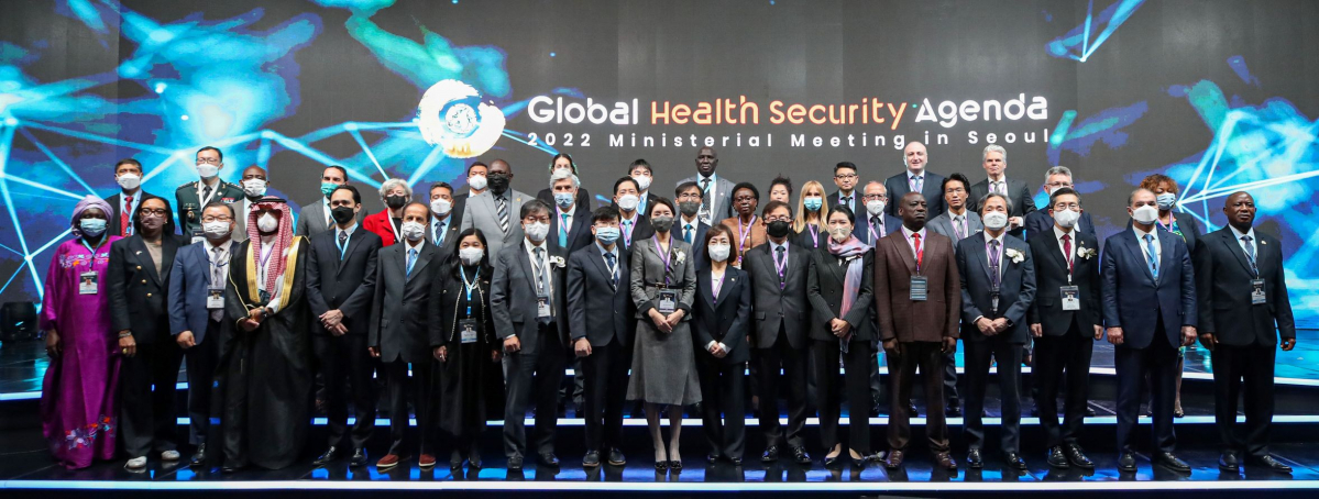 ▲백경란(가운데) 질병관리청장을 비롯한 참석자들이 28일 오전 서울 용산구 그랜드 하얏트 호텔에서 열린 '2022 글로벌 보건안보구상 장관급 회의'에서 기념촬영을 하고 있다. (뉴시스)