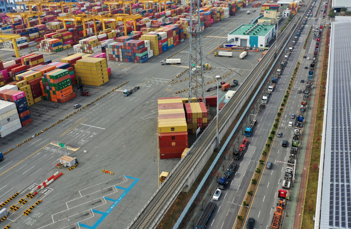 ▲24일 오전 국내 최대 무역항 부산 강서구 부산신항 인근에 화물차들이 멈춰서 있다. (연합뉴스)