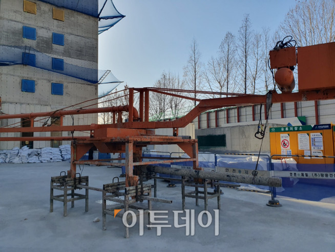 ▲서울 강동구 둔촌주공 재건축 공사 현장에 콘크리트 타설에 사용되는 기계가 방치돼 있다 (사진=정용욱 기자 dragon@)