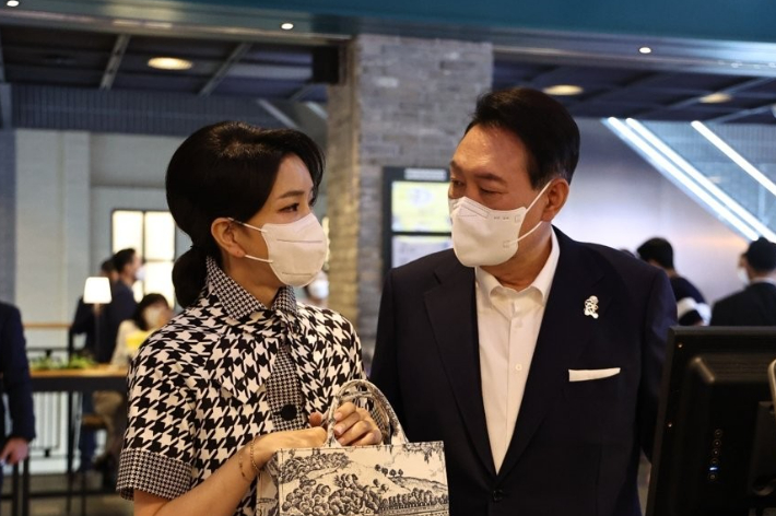 ▲지난 6월 윤석열 대통령 내외가 영화 '브로커'를 관람하기 위해 서울 시내 한 영화관을 방문하고 있다.  (연합뉴스)