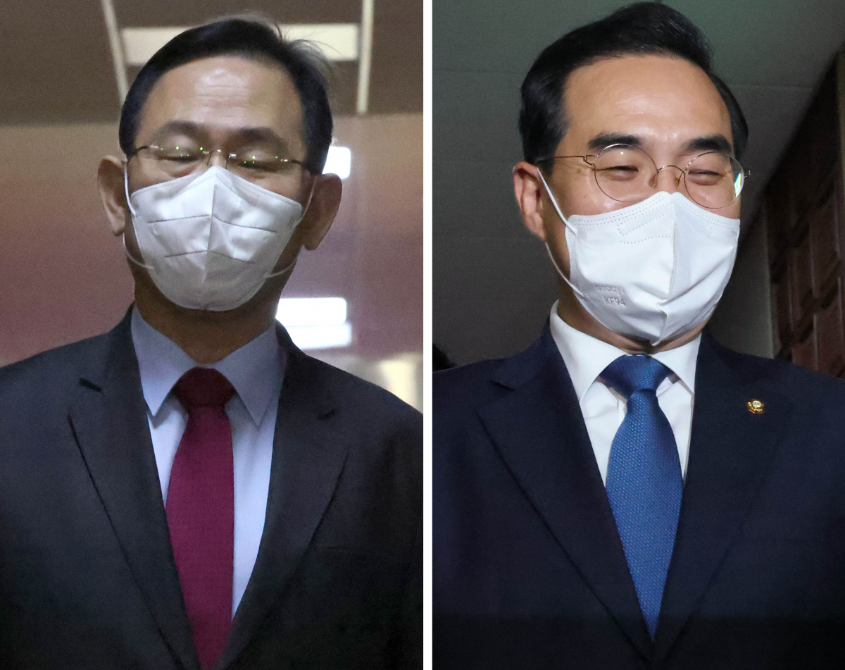 ▲국민의힘 주호영 원내대표(왼쪽)와 더불어민주당 박홍근 원내대표가 30일 오후 국회 의장 주재 여야 원내대표 회동을 위해 의장실로 이동하고 있다. (연합뉴스)