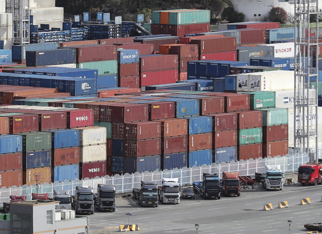 ▲화물연대 총파업 일주일째인 30일 부산 남구 신선대부두 야적장에 컨테이너가 쌓여가고 있는 가운데 출입구에 운행을 멈춘 화물차들이 주차돼 있다.  (연합뉴스)