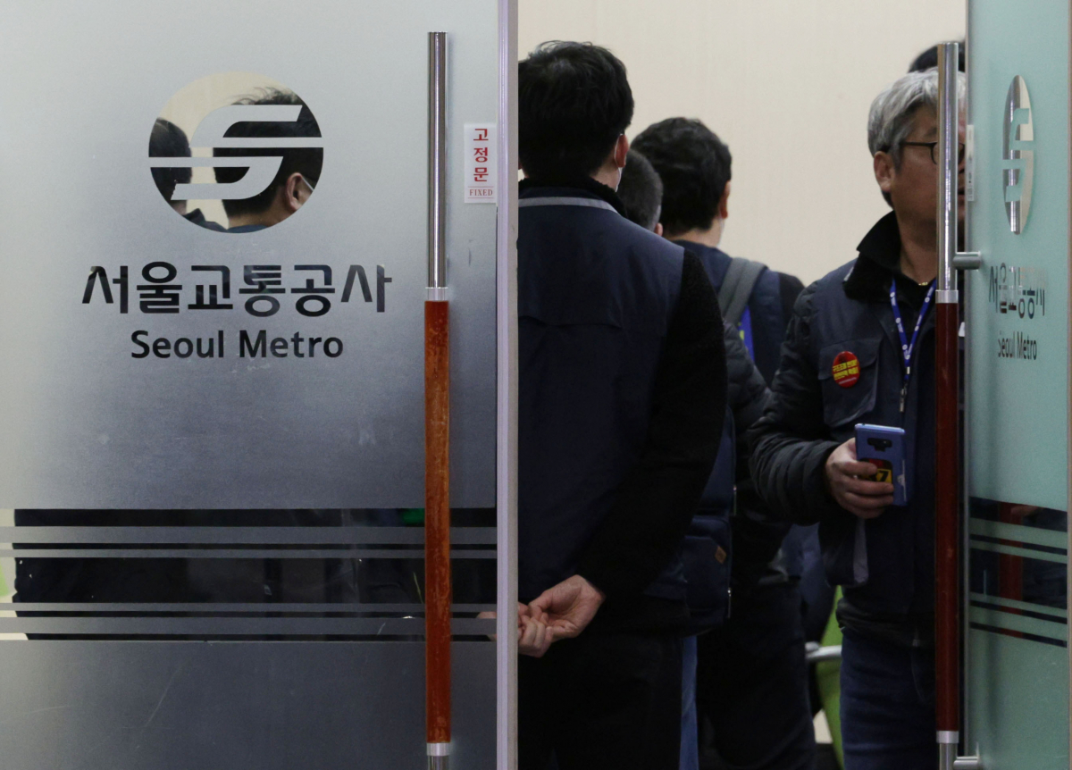 ▲30일 서울 성동구 서울교통공사에서 노조 관계자들이 이동하고 있다.(연합뉴스)