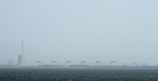 ▲8월 22일 강 건너로 우크라이나 자포리자 원자력 발전소가 보이고 있다. 니코폴(우크라이나)/AP뉴시스
