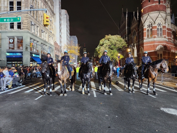 ▲바리케이드 쳐진 행진 구역 안에서 말을 탄 채 주변을 정리하는 뉴욕 경찰(출처=‘NYPD NEWS’ 트위터)
