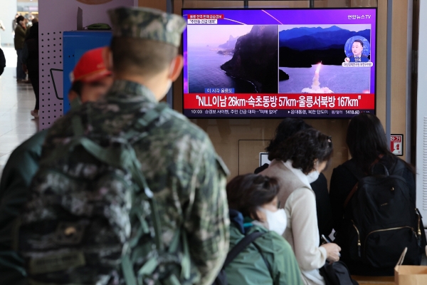 ▲서울역에서 2일 시민이 북한 미사일 발사 뉴스를 보고 있다. 연합뉴스
