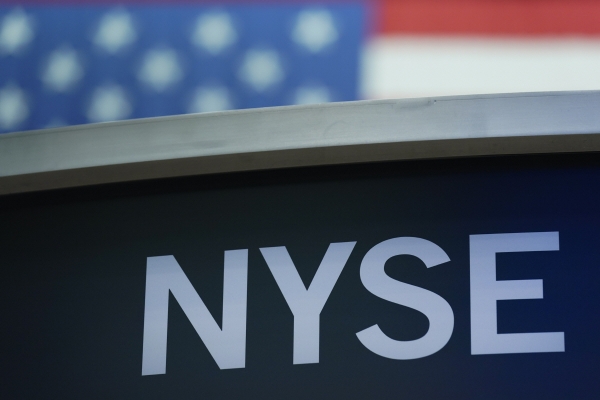 ▲뉴욕증권거래소(NYSE) 1층에 7월 27일 거래소 로고가 보인다. 뉴욕(미국)/AP연합뉴스
