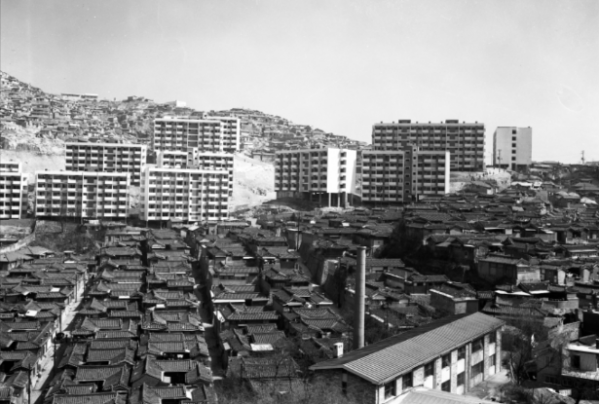 ▲금화 시민아파트 전경(1969). 도시형 한옥과 연립주택, 아파트 그 너머의 판잣집까지 한눈에 볼 수 있다.(서울역사박물관)