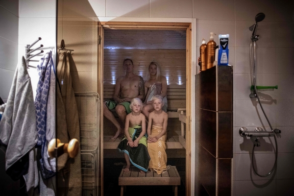 ▲핀란드의 한 가정집에서 9월 10일 온 가족이 사우나를 즐기고 있다. 바사(핀란드)/AFP연합뉴스
