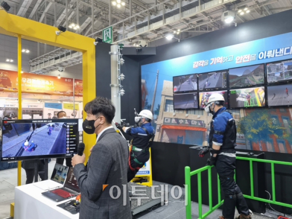 ▲2일 광주 김대중컨벤션센터에서 열린 BIXPO 2022에서 한전 관계자가 참가자들을 향해 안전신기술관에서 안전 기술에 관한 설명을 진행하고 있다. (박준상 기자 jooooon@)