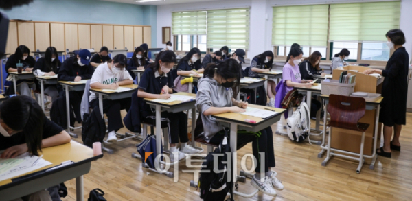▲대학수학능력시험 9월 모의평가가 실시된 지난달 31일 서울 영등포구 여의도여고에서 고3 수험생들이 시험을 준비하고 있다. 사진공동취재단 (이투데이DB)