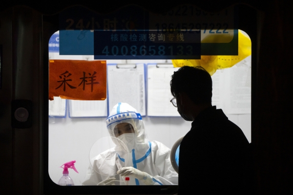 ▲중국 방역 요원이 2일 신종 코로나바이러스 감염증(코로나19) 진단 검사를 하고 있다. 베이징(중국)/AP뉴시스

