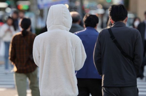 ▲기온이 큰 폭으로 떨어진 4일 오전 두꺼운 복장의 시민들이 서울 광화문 사거리를 지나고 있다.  (연합뉴스)