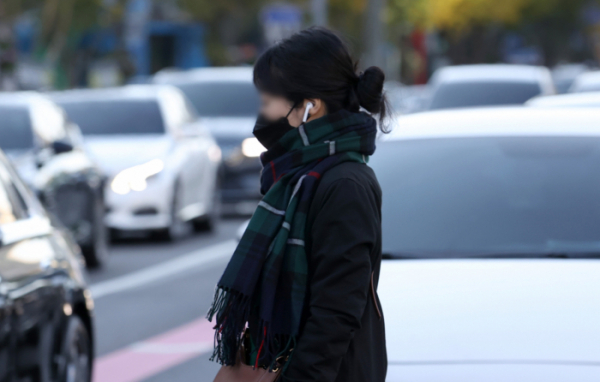▲쌀쌀한 날씨가 이어지는 25일 오전 서울 종로구 세종대로 인근에서 두꺼운 옷차림을 한 시민이 이동하고 있다.  (뉴시스)
