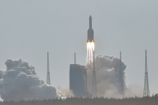 ▲지난달 31일(현지시간) 중국 남부 하이난성 원창위성발사센터에서 중국의 유인우주정거장 '톈궁'(天宮) 완공에 필요한 멍톈(夢天) 실험실 모듈이 탑재된 창정-5BY4 로켓이 발사되고 있다. (연합뉴스)