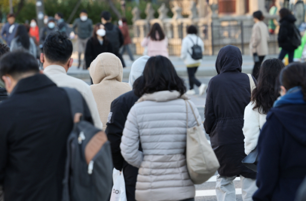 ▲시민들이 서울 광화문 사거리를 지나고 있다. (연합뉴스)