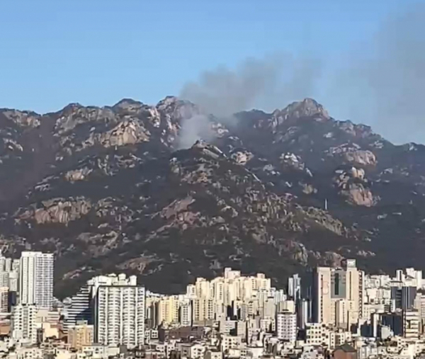 ▲5일 오후 2시 32분께 서울 은평구 북한산 족두리봉 철탑 인근에서 화재가 발생했다. (뉴스1)