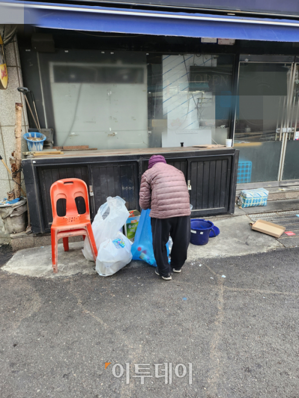▲길거리에서 재활용 쓰레기를 수거하는 노인의 모습. (송석주 기자 ssp@)