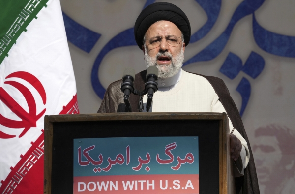 ▲에브라힘 라이시 이란 대통령이 4일(현지시간) 미국 대사관 점거 43주년 행사에서 연설하고 있다. 테헤란(이란)/AP뉴시스
