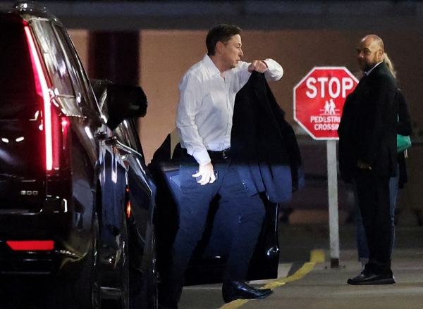 ▲트위터 오너이자 최고경영자(CEO)인 일론 머스크(왼쪽) 테슬라 CEO가 4일(현지시간) 미국 뉴욕에서 열린 한 투자콘퍼런스에 참석하기 위해 차에서 내리고 있다. 뉴욕(미국)/로이터연합뉴스

