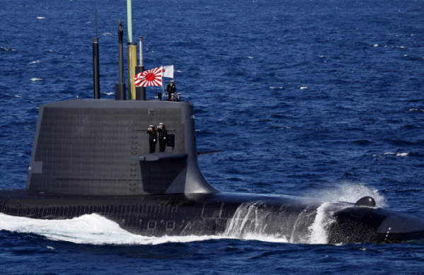 ▲6일(현지시간) 일본 가나가와현 사가미만에서 국제관함식이 개최된 가운데 일본 해상자위대 잠수함에 욱일기가 걸려 있다. 요코스카(일본)/EPA연합뉴스