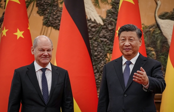 ▲올라프 숄츠(왼쪽) 독일 총리가 4일 시진핑 중국 국가주석과 인사하고 있다. 베이징(중국)/EPA연합뉴스
