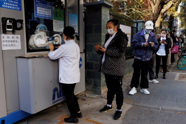 ▲중국 베이징에서 5일 시민들이 신종 코로나바이러스 감염증(코로나19) 검사를 받기 위해 줄을 서고 있다. 베이징(중국)/로이터연합뉴스
