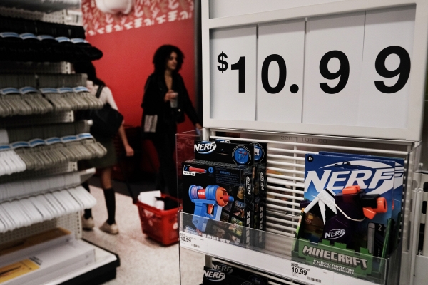 ▲미국의 소비자가 뉴욕의 맨해튼 상점에서 쇼핑을 하고 있다.  8일 중간선거를 앞두고 가스, 식품, 기타 소비재 가격 인상 등 인플레이션이 유권자들의 주요 관심사가 되고 있다.
 뉴욕/AFP연합뉴스
