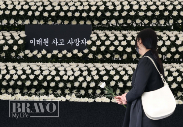 ▲지난달 31일 서울 용산구 녹사평역 광장에 마련된 이태원 사고 사망자 합동분향소에서 시민들이 조문을 하고 있다. (이투데이DB)