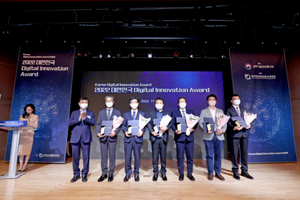 ▲이민우 더존비즈온 플랫폼사업부문 이사(오른쪽 두 번째)가 '2022 대한민국 디지털 이노베이션 어워드(Digital Innovation Award)'에 참석해 수상자들과 함께 기념 촬영하고 있다. (제공=더존비즈온)