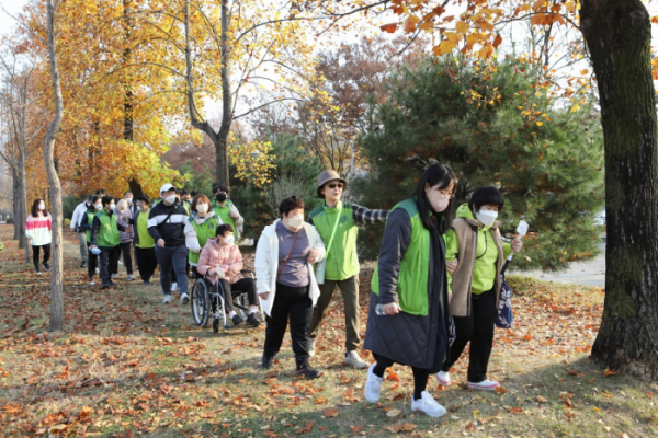 ▲서창희 이사장(가운데)을 비롯한 코오롱 임직원 봉사자들과 장애인 참가자들이 삼남길을 걷고 있다. (사진 제공=코오롱그룹)