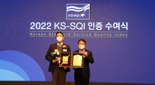 ▲김무성 롯데시네마 마케팅부문장(왼쪽)과 강명수 한국표준협회 회장(오른쪽)(사진제공=롯데컬처웍스)