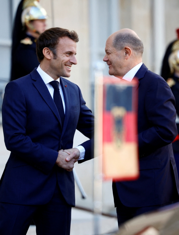 ▲에마뉘엘 마크롱(왼쪽) 프랑스 대통령이 지난달 26일 엘리제궁에서 올라프 숄츠 독일 총리를 맞이하고 있다.  파리/로이터연합뉴스
