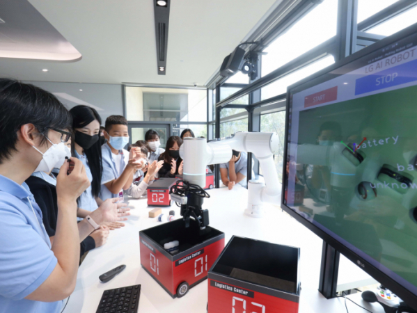 ▲LG디스커버리랩 서울에서 학생들이 시각지능을 활용해 사물을 분류하는_로봇 원리에 대해 학습하고 있는 모습. (사진제공=LG)