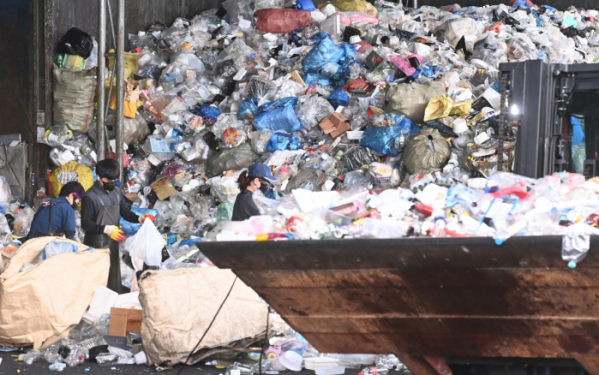 ▲경기도 용인시 재활용센터에서 관계자들이 재활용품과 생활폐기물 등을 분류하고 있다. (뉴시스)