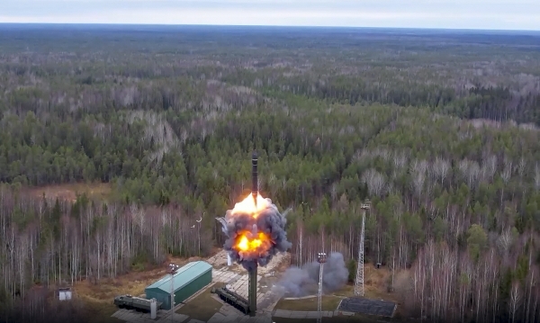 ▲러시아 플레체스크 우주기지에서 지난달 26일 핵 훈련의 일환으로 대륙간탄도미사일(ICMB)이 시험 발사되고 있다. 플레체스크(러시아)/AP뉴시스
