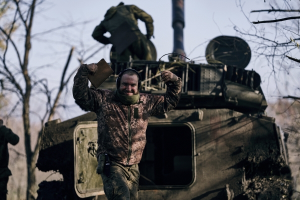 ▲우크라이나 포병이 9일(현지시간) 도네츠크에서 공격을 준비하고 있다. 도네츠크(우크라이나)/AP뉴시스
