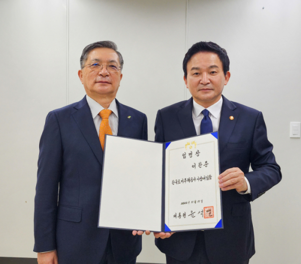 ▲원희룡 국토교통부 장관이 11일 이한준 한국토지주택공사(LH) 신임사장에게 임명장을 전수했다 (사진제공=국토교통부)