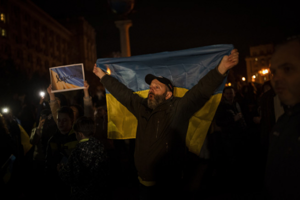 ▲11일(현지시간) 우크라이나 국민들이 거리에 나와 헤르손 탈환을 축하하고 있다. 키이우(우크라이나)/AP뉴시스