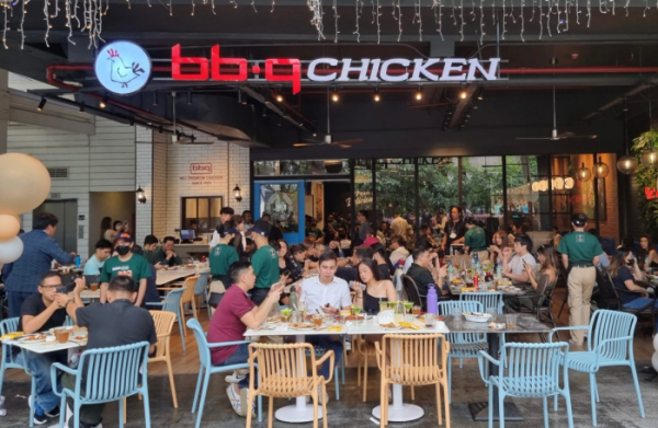 ▲지난 11일 필리핀 보니파시오 글로벌시티(GBC)에 문을 연 BBQ 하이스트릿점에서 시민들이 BBQ 치킨을 즐기고 있다. (사진제공=제너시스BBQ)