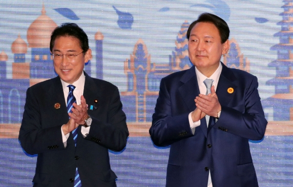 ▲윤석열 대통령이 12일(현지시간) 오전 캄보디아 프놈펜 한 호텔에서 열린 아세안(ASEAN·동남아국가연합)+3(한중일) 정상회의에 참석, 기시다 후미오 일본 총리와 기념촬영을 하고 있다.
