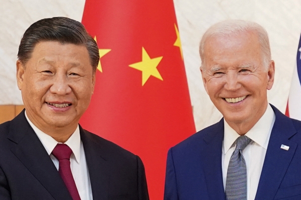 ▲시진핑 중국 국가주석과 조 바이든 미국 대통령이 14일(현지시간) 발리에서 만나 웃고 있다. 발리(인도네시아)/로이터연합뉴스
