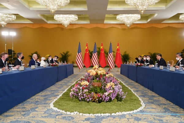 ▲조 바이든(왼쪽 가운데) 미국 대통령과 시진핑 중국 국가주석이 14일(현지시간) 인도네시아 발리에서 정상회담을 하고 있다. 발리(인도네시아)/로이터연합뉴스 
