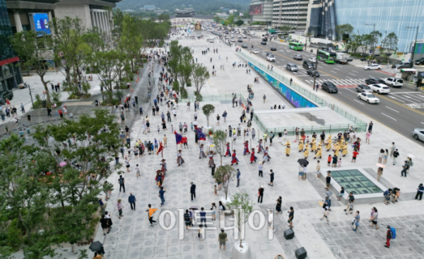 ▲서울 광화문광장을 찾은 시민들이 산책을 하고 있다. 조현호 기자 hyunho@ 