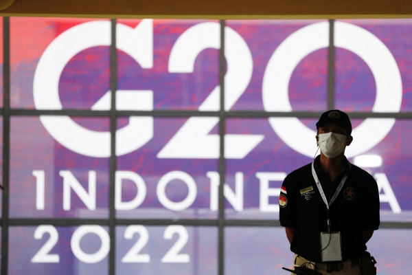 ▲안전요원이 13일 주요 20개국(G20) 정상회의장을 지키고 있다. 발리(인도네시아)/로이터연합뉴스
