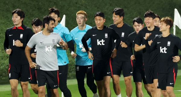 ▲한국 축구대표팀 선수들이 14일(현지 시각) 카타르 도하 알 에글라 트레이닝센터에서 열린 첫 훈련에 열중하고 있다. (뉴시스)
