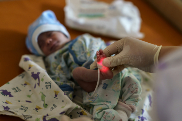 ▲우크라이나 도네츠크 지역의 한 병원에서 8월 15일(현지시간) 29주 미숙아로 태어난 신생아가 검사를 받고 있다. 포크롭스크(우크라이나)/AP뉴시스