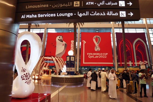 ▲2022 카타르 월드컵 분위기로 가득 찬 하마드 국제공항에 이슬람 전통복장을 입은 남성들이 오가고 있다.(뉴시스)
