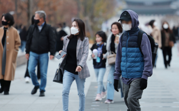▲가을비가 내린 뒤 쌀쌀한 날씨를 보이는 13일 오후 서울 광화문광장에서 두툼한 옷을 입은 시민들이 길을 걷고 있다. (연합뉴스)