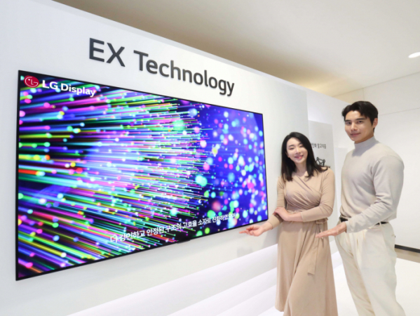 ▲LG디스플레이 모델이 EX 테크놀로지가 적용된 OLED TV 패널을 소개하고 있다. (사진제공=LG디스플레이)